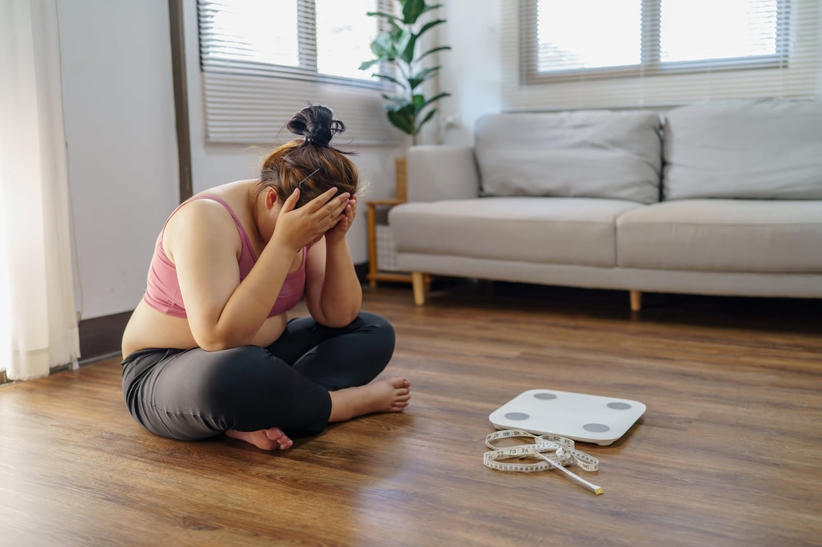 Mujer frustrada con la báscula