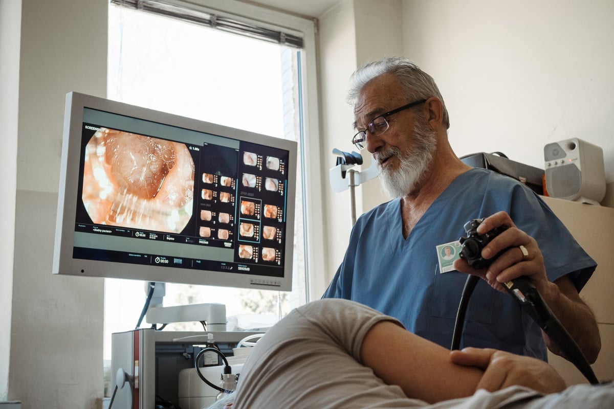 Procedimiento de endoscopia digestiva en paciente sedado para examen del tracto digestivo superior