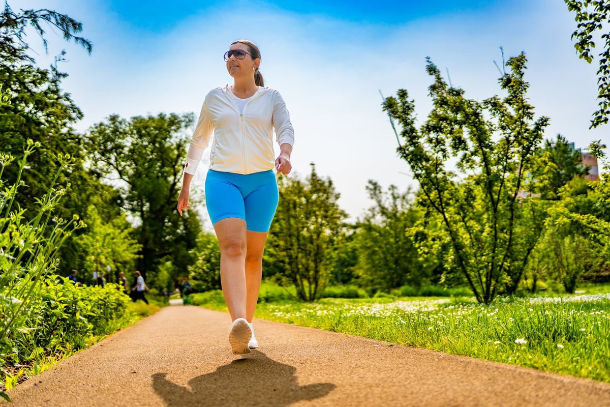 Mujer caminando en un parque urbano